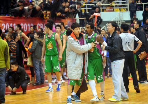  科隆球迷冲突导致比赛中断  