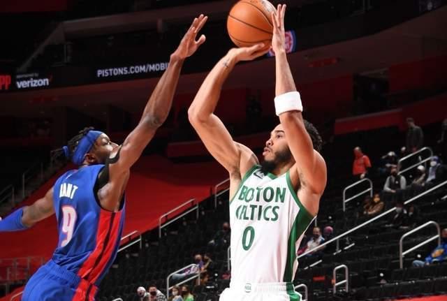  塔图姆绝杀三分创纪录，凯尔特人终结雄鹿七连胜  